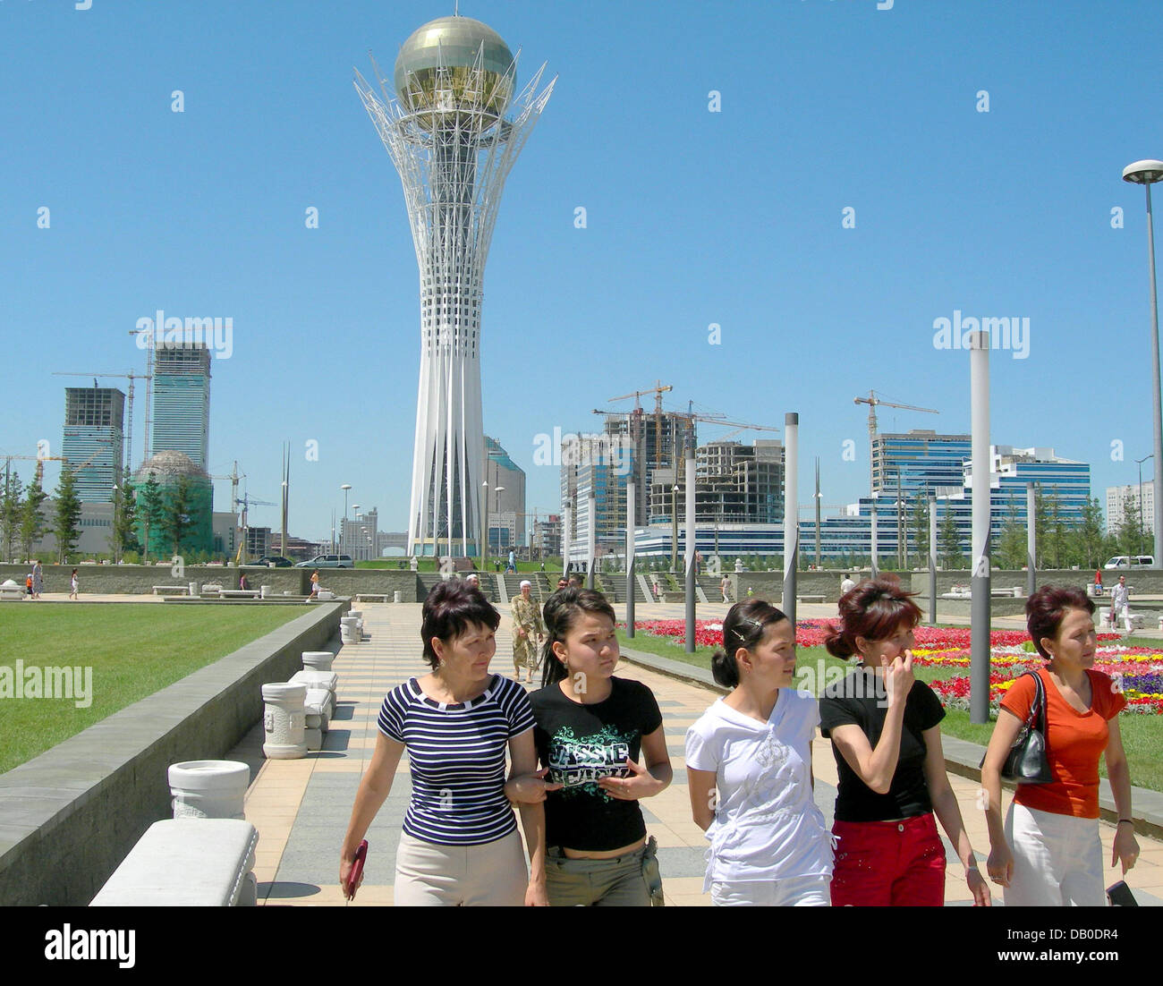 Сколько людей в астане. Астана фото туристов. Казахсельмаш Астана. Астана Таркил. Нур Алем.