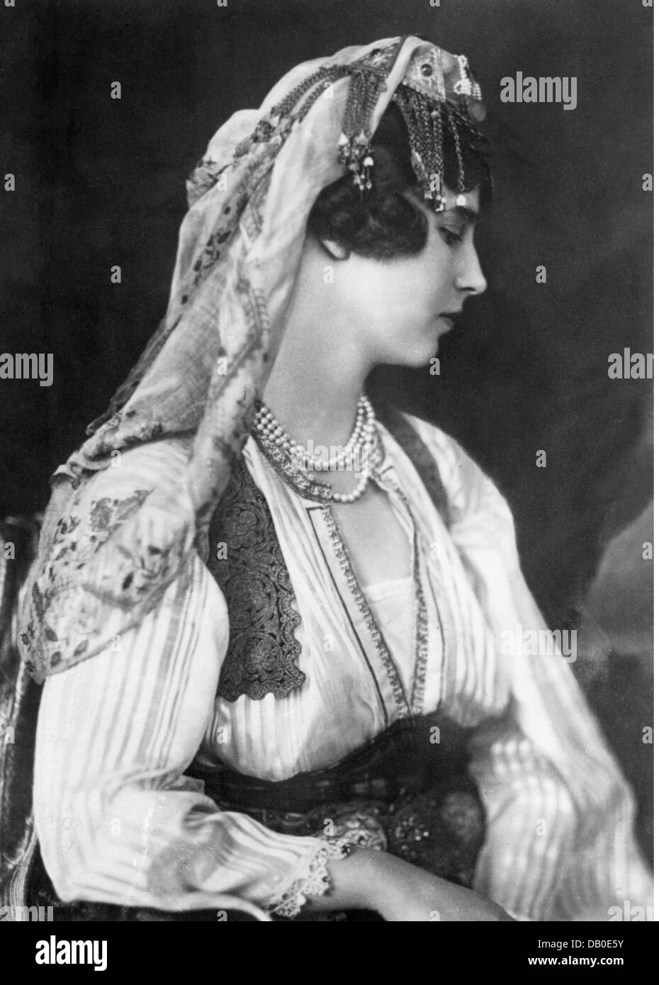 Olga, 11.6.1903 - 16.10.1997, Princess of Yugoslavia 22.10.1923 - 16.10.1997, half length, in Montegrin costume, 1930s, Stock Photo