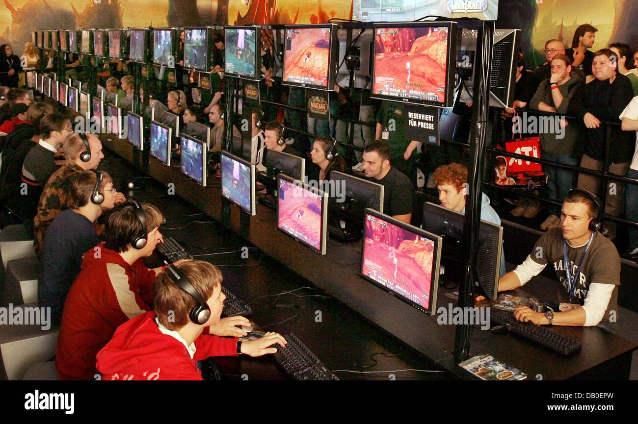 A man plays on a PC with Intels new high-end CPU 'Core 2 Extreme' at a  stand on the fair trade 'Games Convention' in Leipzig, Germany, Wednesday,  23 August 2006. The new