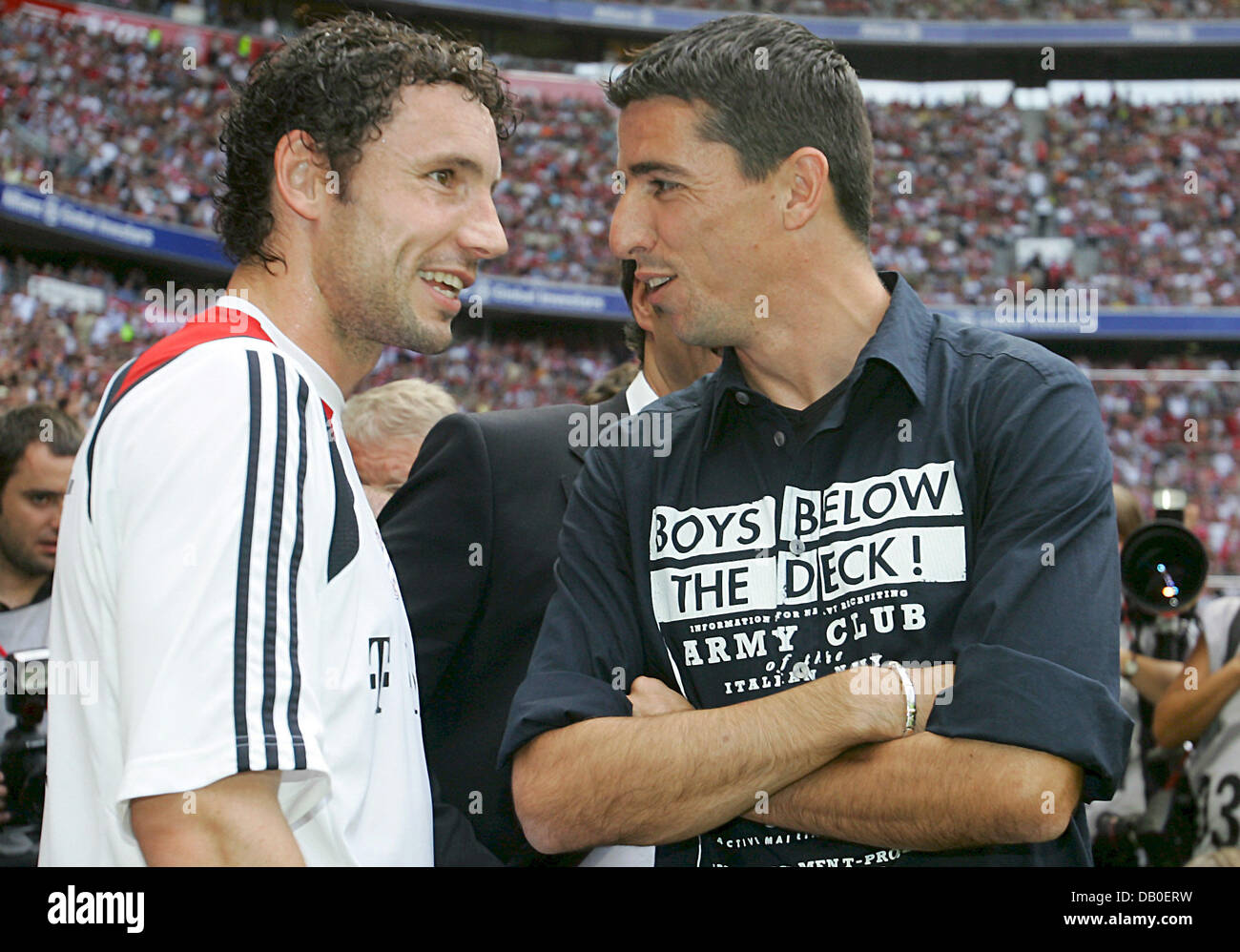 Former FC Bayern Munich player Roy Makaay (R) and current Bayern player  Mark van Bommel chat prior to the friendly match against FC Barcelona at  Allianz-Arena in Munich, Germany, 15 August 2007.