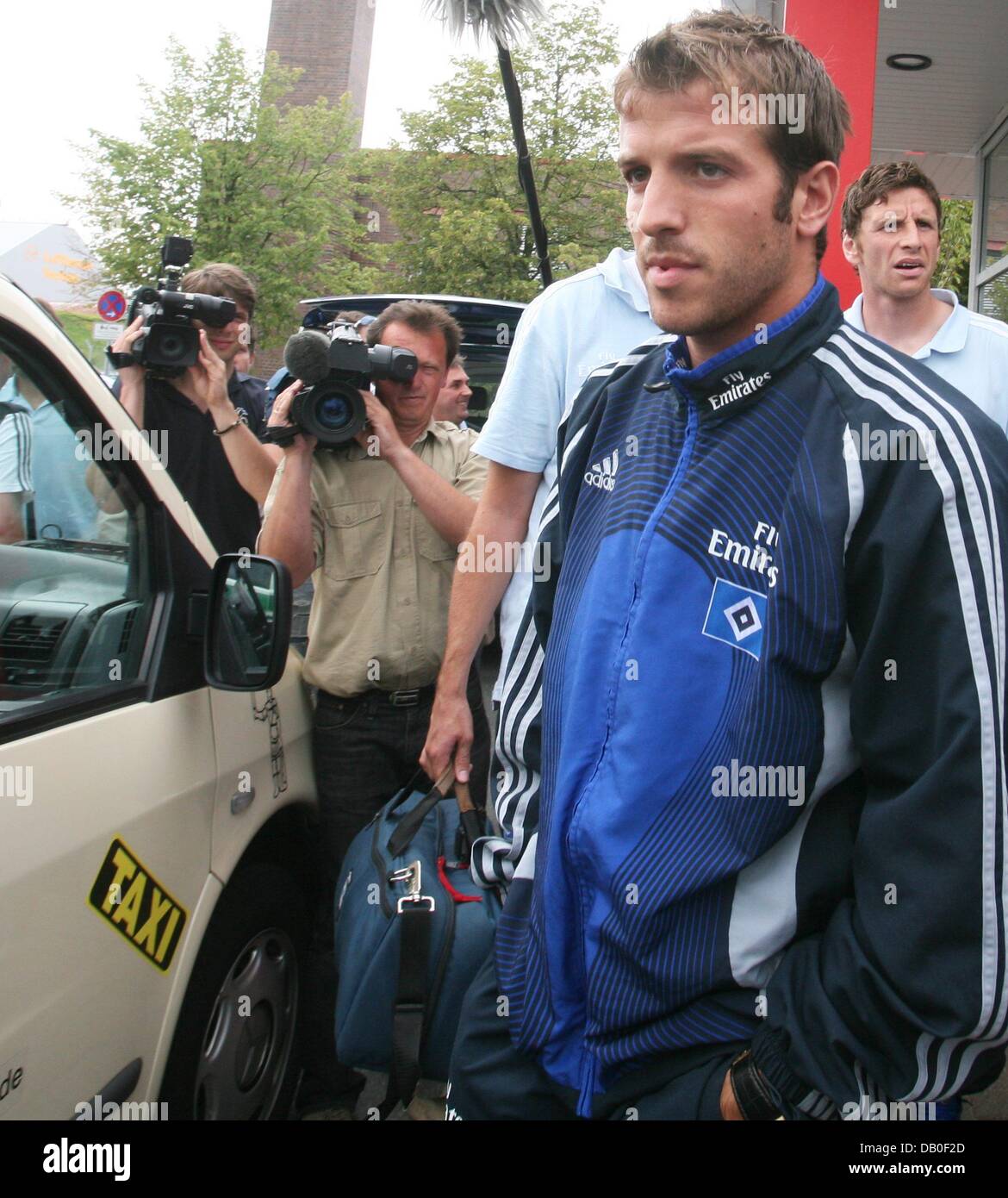 Hamburg's Dutch player Rafael van der Vaart (R) arrives at the airport in Hamburg, Germany, 17 August 2007. Hamburg's second round UEFA cup match against Honved Budapest ended in a 0-0 tie on 16 August 2007. Van der Vaart spent the match on the subs bank. Up-to-date it remains unclear if he will be playing against Bayer Leverkusen on 19 August 2007.  Photo: Tim Thaler Stock Photo