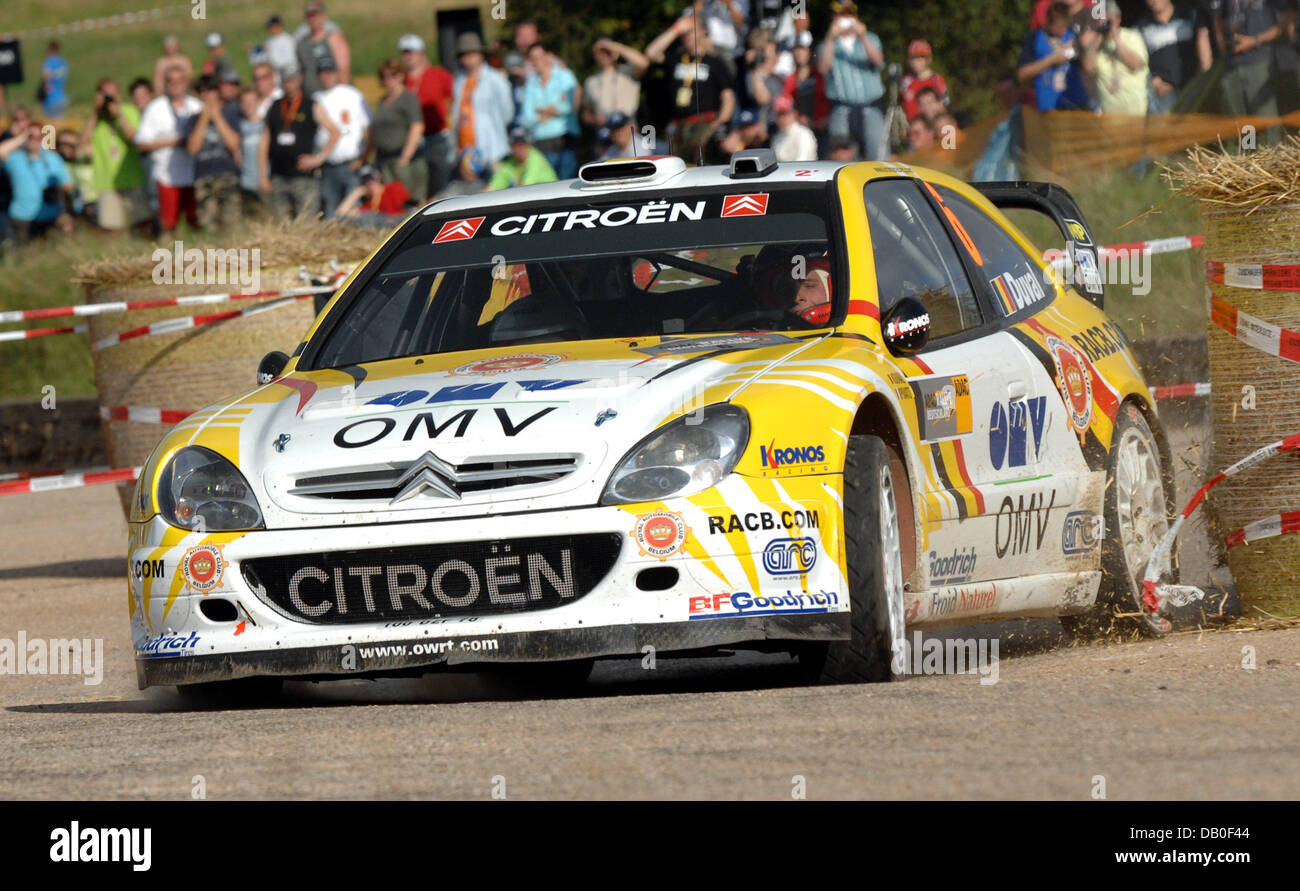 Belgian rallye drivers Francois Duval and co-driver Patrick Pivat race past a group of fans in their Citroen Xsara WRC during the Panzerplatte special stage of the ADAC Rallye Deutschland near Piesport, Germany, 18 August 2007. The 130 participating teams have to compete in 19 specials stages until reaching the finish line at the Porta Nigra in Trier on Sunday 19 August 2007. Photo Stock Photo