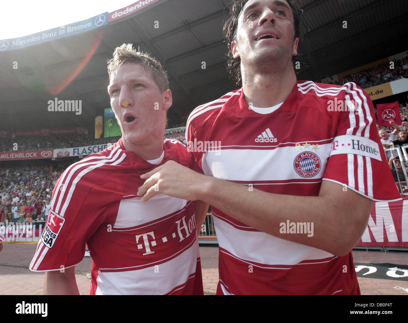 Bayern Munich's Luca Toni (R) and Bastian Schweinsteiger cheer after tehri teammate Ribery scores the 1-0 during the Werder Bremen vs. Bayern Munich match in Bremen, Germany, 18 August 2007. Bayern Munich won 4-0. Photo: Ulrich Perrey Stock Photo