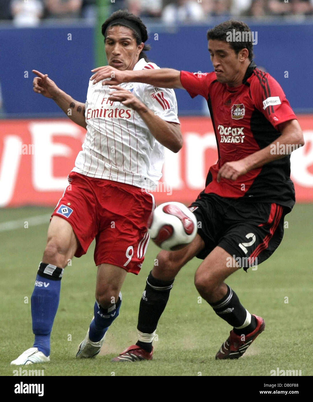 Hamburg's Jose Paolo Guerrero (L) vies for the ball with Karim Haggui of Bayer Leverkusen during the Hamburg vs Bayer Leverkusen match in Hamburg, Germany, 19 August 2007. Hamburg won the match 1-0. Foto: Ulrich Perrey Stock Photo