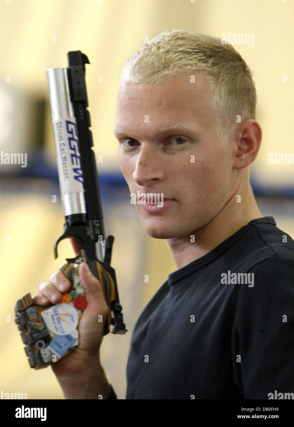 German Steffen Gebhard poses with an air gun during the World Championships in Modern Pentathlon in Berlin, Germany, 19 August 2007. About 300 athletes compete at the World Championships in Modern Pentathlon until 21 August. Photo: Soeren Stache Stock Photo