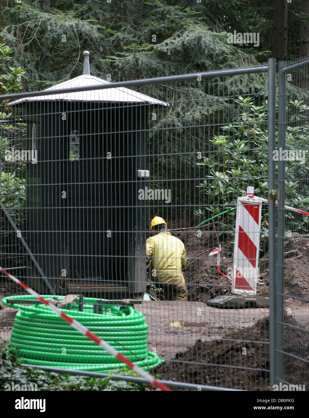 Staff works on the fence around Drakenstein castle and its park near Lage Vuursche, the Netherlands, 20 August 2007. A new fence is under construction around the grounds of the Drakenstein castle which causes lots of criticism of the peolple who live in the nearby village. Passers-by feel like a 'wall' is being set up to protect Queen Beatrix of the Netherlands who might use Draken Stock Photo