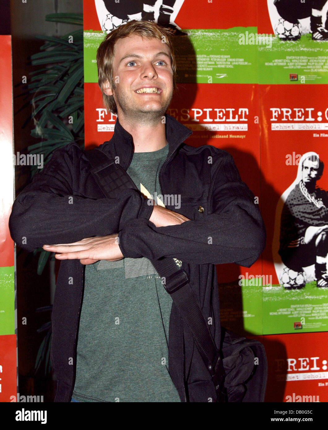 Peter Brugger of rock band Sportfreunde Stiller poses as he arrives for the premiere of 'Free:Played' ('Frei:Gespielt') in Munich, Germany, 23 August 2007. The documentary is an hommage to recently retired 36-year-old German winger Mehmet Scholl, one of his generation's most gifted football players, a very nice guy and all mothers-in-law's delight. Photo: Ursula Dueren Stock Photo