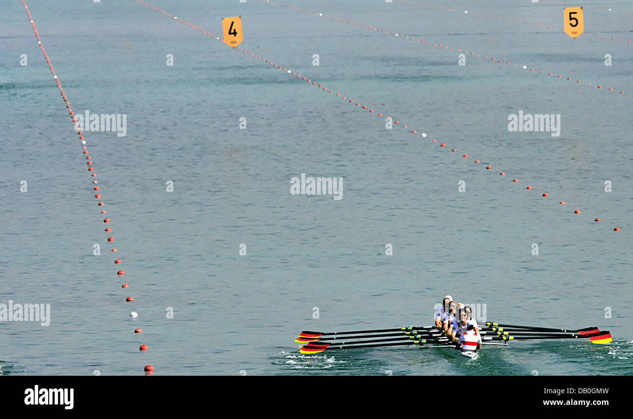 The picture shows the German women's eight with (L-R), Josephine ...