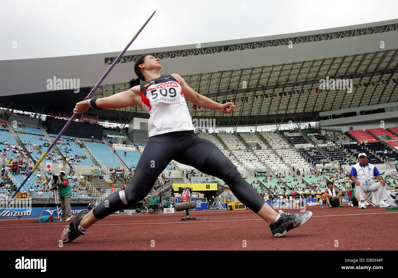The picture shows German athlete Linda Stahl javelin throwing during the qualification at the IAAF World Championships 2007 in Osaka, Japan, 29 August 2007. Photo: Gero Breloer Stock Photo
