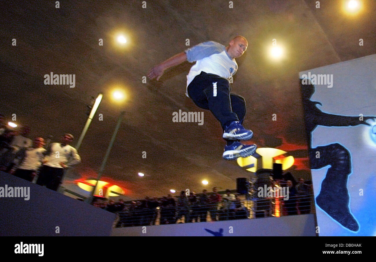 The picture shows a traceur during a parkour show at subway station