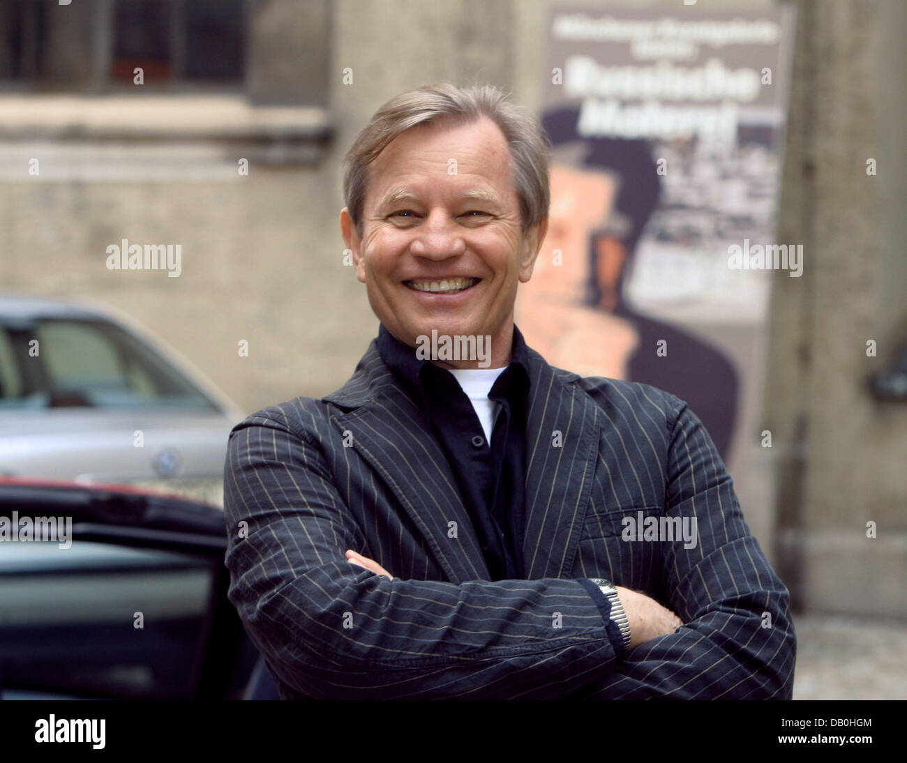British actor Michael York shown on the set in Munich, Germany, 30 August 2007. The Russian film 'Mika und Alfred' is shot on the compounds of the 'Nationalmuseum' in Munich over five days. York stars as a painter, who can kill by looks. Photo: Frank Maechler Stock Photo