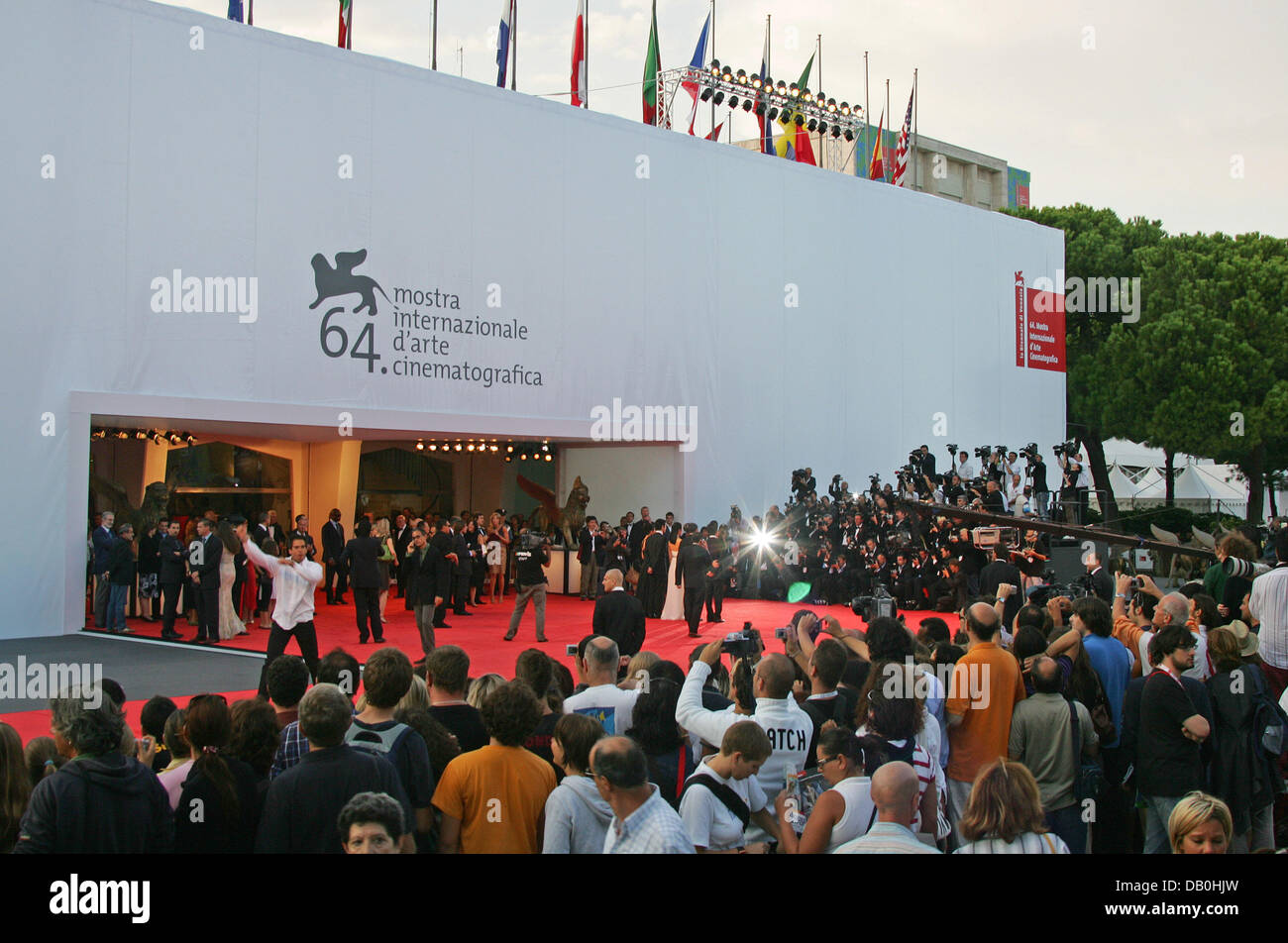 Fans and photographers crowd the Palazzo del Cinema during the premiere of Ang Lee's new film 'Lust, Caution' at the 64th Venice International Film Festival in Venice, Italy, 30 August 2007. Photo: Hubert Boesl Stock Photo