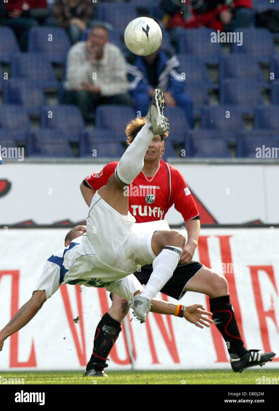 Bochum's Joel Epalle (front) bicycle-kicks the ball during the Bundesliga match Hanover 96 v VfL Bochum at AWD Arena stadium of Hanover, Germany, 01 September 2007. Photo: Jochen Luebke (ATTENTION: BLOCKING PERIOD! The DFL permits further utilisation of the pictures in IPTV, mobile services and other new technologies no earlier than two hours after the end of the match. The publica Stock Photo