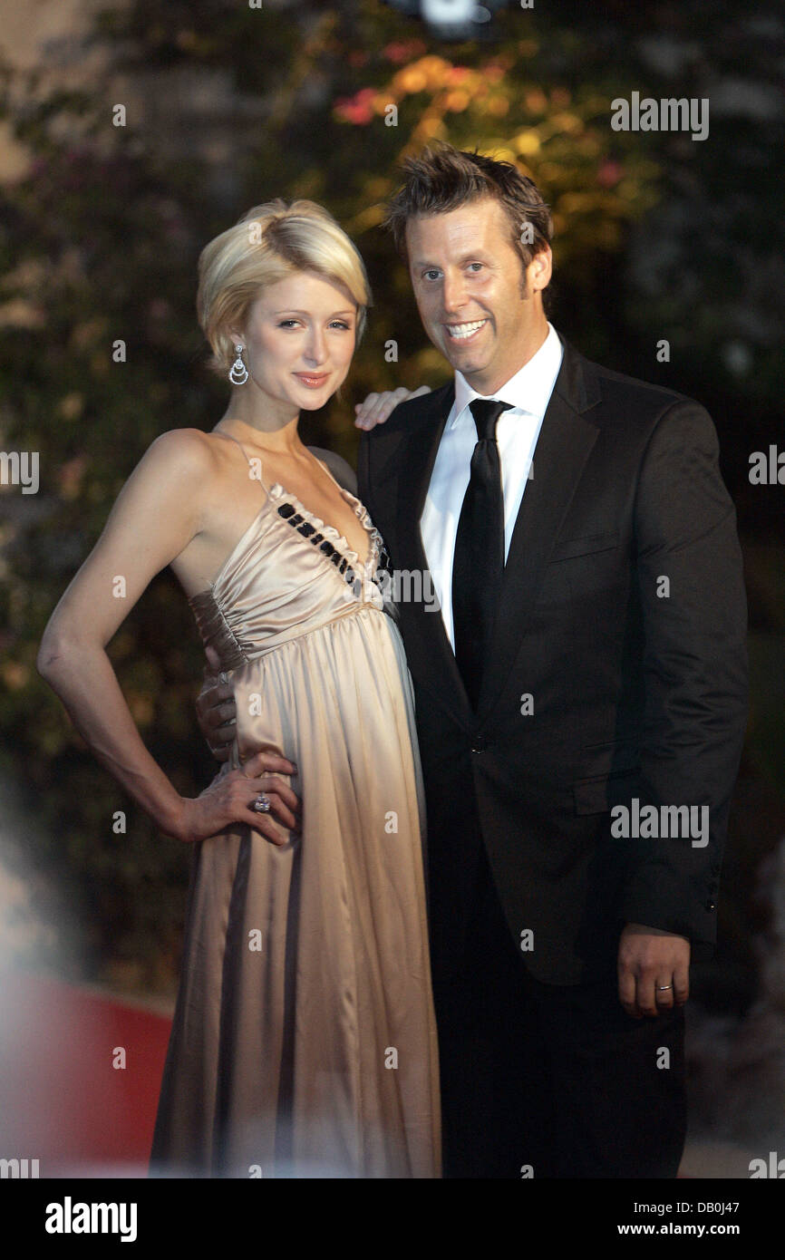 US socialite Paris Hilton (L) and Scott Lazerson pose the red carpet ...
