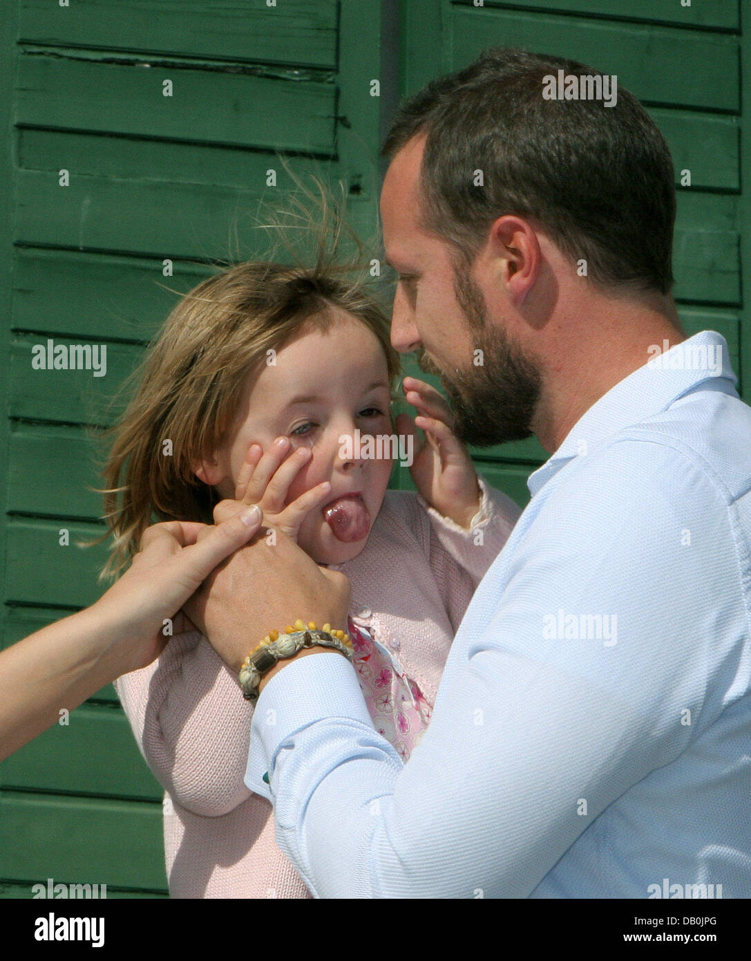 Princess Ingrid Alexandra of Norway (L) grimaces to her father Crown Prince Haakon of Norway (R) in the park of their house in Skaugum, Norway, Monday, 3 September 2007. Photo: Albert Nieboer (NETHERLANDS OUT) Stock Photo