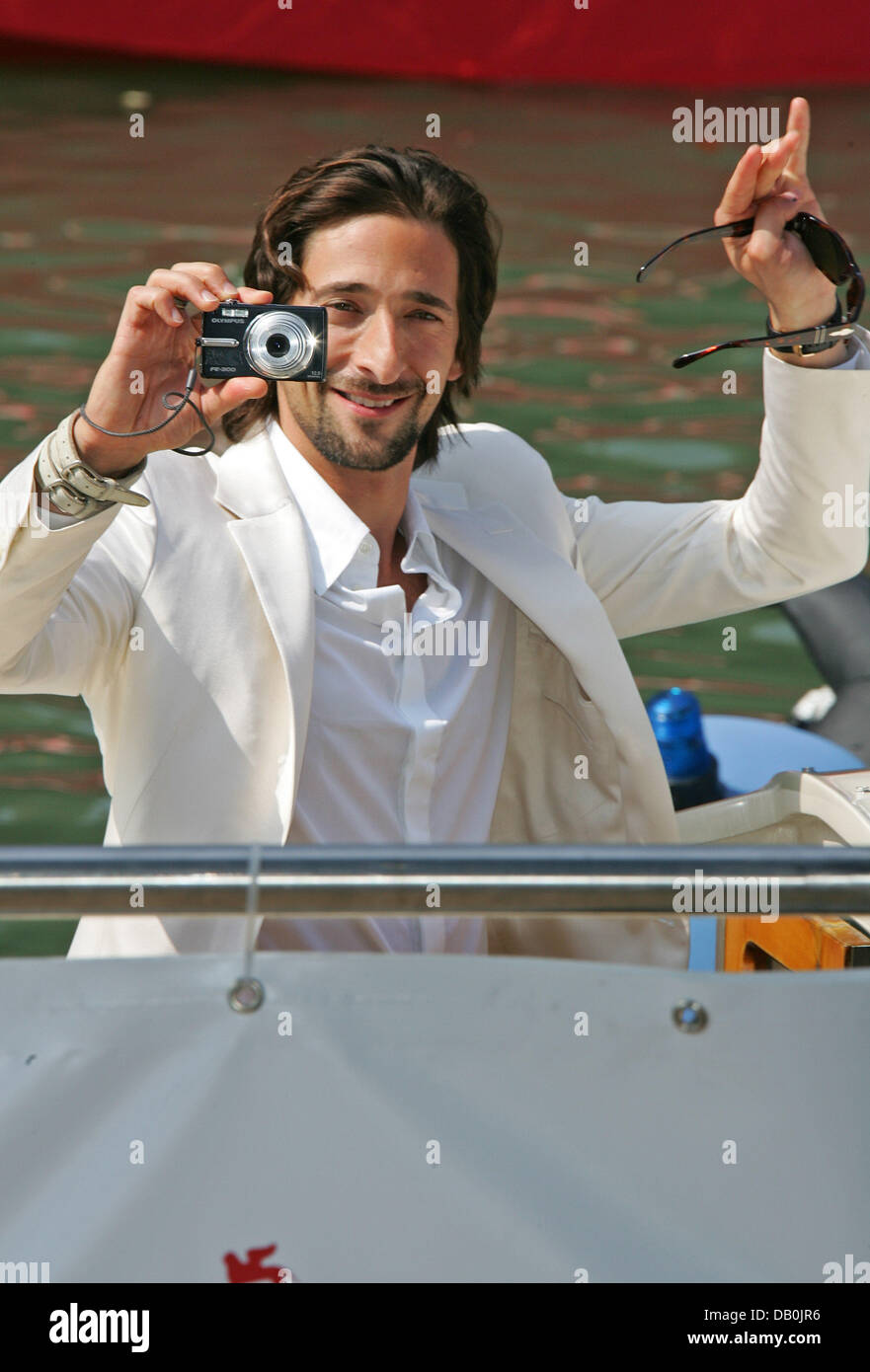 US actor Adrien Brody waves to the fans leaving the press conference on the film 'The Darjeeling Limited' at the 64th Venice International Film Festival in Venice, Italy, 03 September 2007. Photo: Hubert Boesl Stock Photo