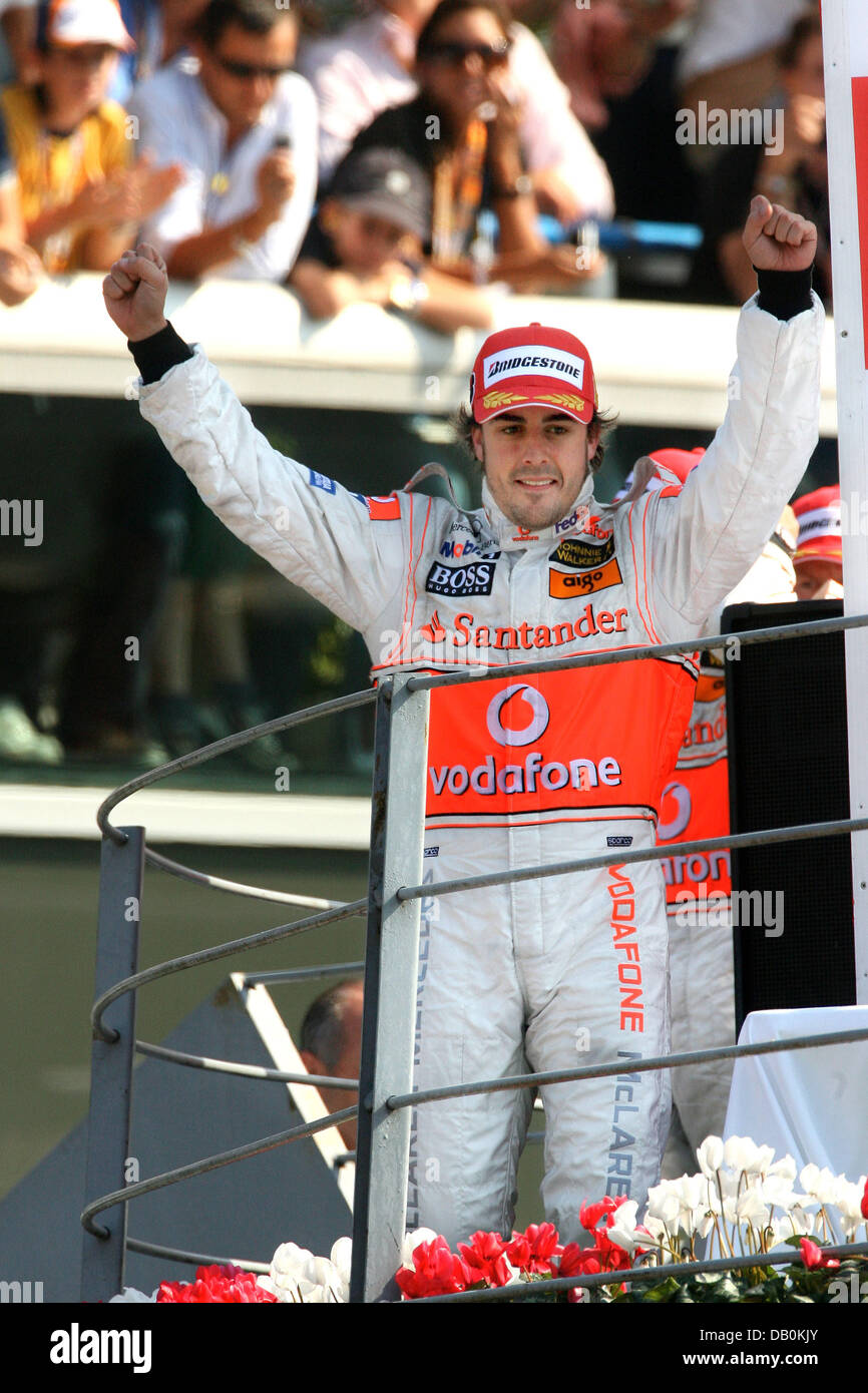 Spanish Formula One pilot Fernando Alonso of McLaren Mercedes celebrates after winning the Italian Grand Prix at the circuit in Monza, Italy, 09 September 2007.   Foto: Jens Buettner Stock Photo
