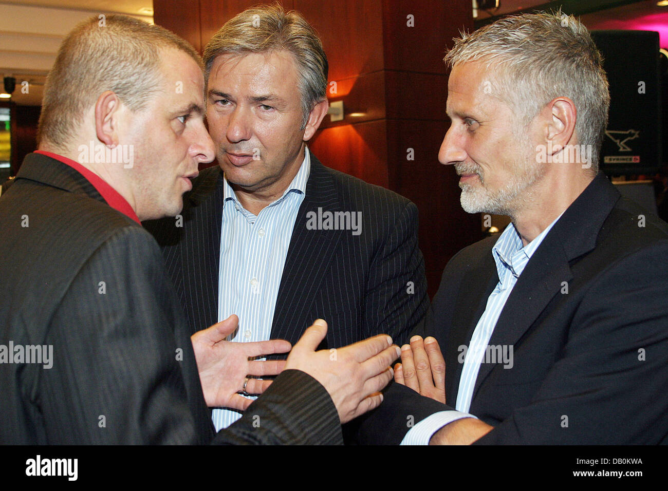 Actor Dominique Horwitz (L-R), Berlin's Governing Mayor Klaus Wowereit and his partner Joern Kubicki converse at the premiere celebration of the play 'Ich mach ja doch, was ich will' ( Anyway, I gonna do what I want) at the Hotel Excelsior in Berlin, 09 September 2007. Photo: XAMAX Stock Photo
