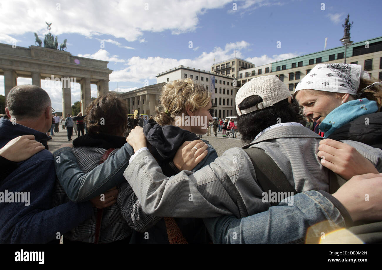 Total strangers hug during the performance 'The utopia of a 20-minutes ...
