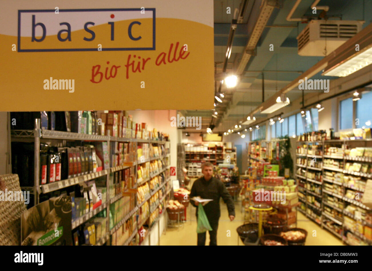 A customer does his grocery shopping at the bio supermarket chain 'Basic'  in Munich, Germany, 06 September 2007. Photo: Tobias Hase Stock Photo -  Alamy