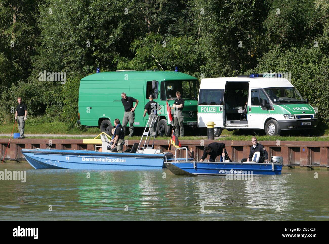 Police officials and scuba divers from both Braunschweig and Hanover search for missing Jenisa at the Midland Canal in Seelze, Germany, 16 September 2007. The eight-year-old girl, who was last seen in a high-rise's elevator while visiting her grandmother, is missing since 07 September 2007. After the discovery of Jenisa's cloth and shoes on a motoway near Wunstorf, the police belie Stock Photo