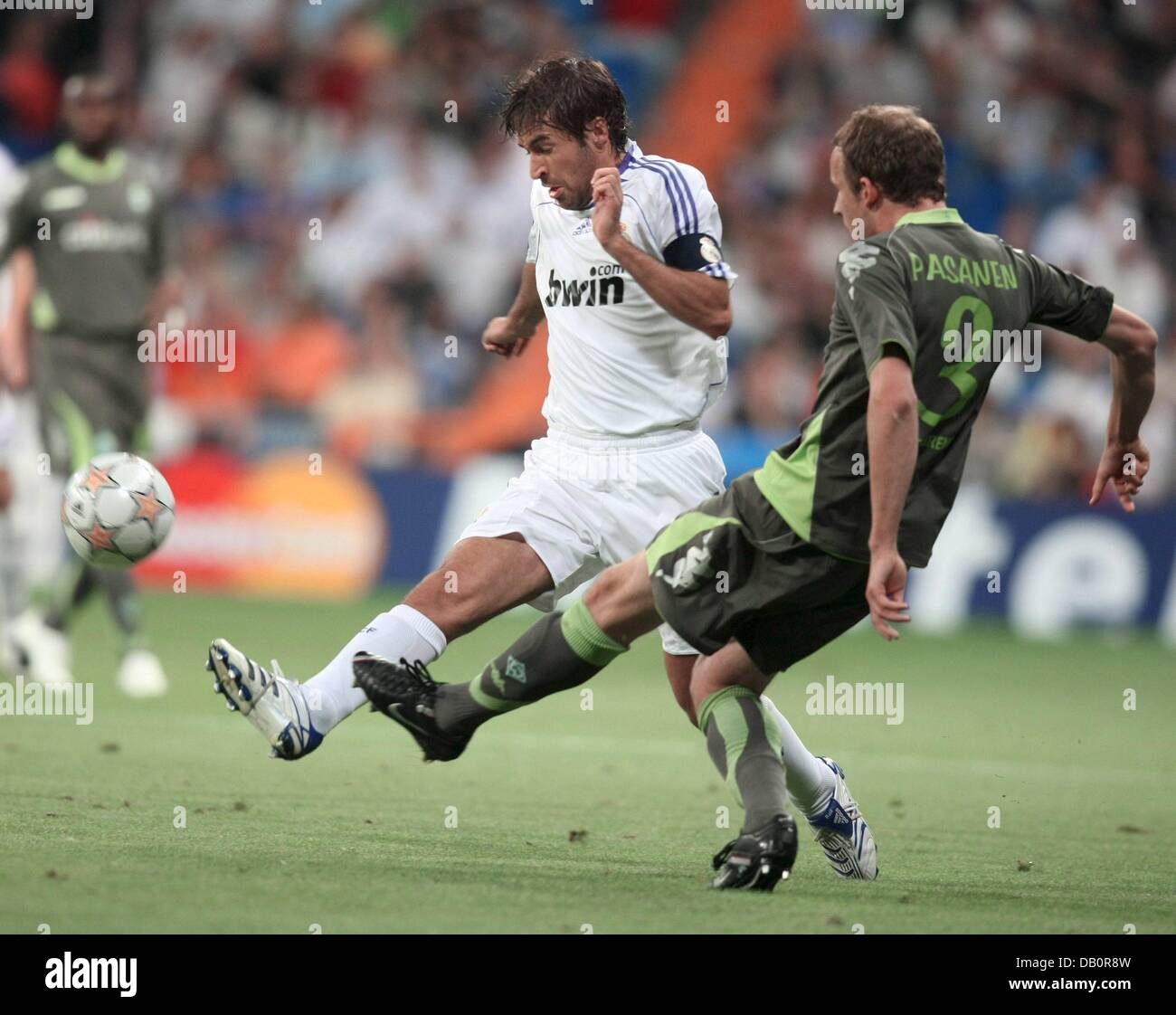 Real Madrid's captain Raul Gonzalez (L) vies for the ball with Werder Bremen's Finnish defender Petri Pasanen (R) during the Champions League group C soccer match Real Madrid vs. Werder Bremen at the Santiago Bernabeu stadium in Madrid, Spain, 18 September 2007. Photo: MONDELO Stock Photo