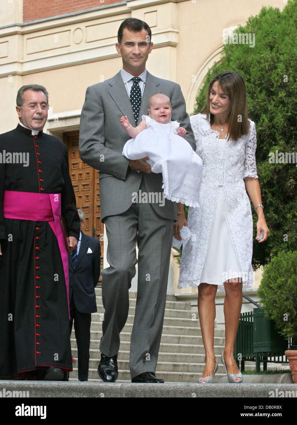 Spanish Crown Prince Felipe de Borbon (2-L) and his wife Princess Letizia pose with their second daughter Princess Sofia after a ceremony celebrated at the Atocha Basilica to ask the Virgin of Atocha for protection of the Royal Family's new member in Madrid, Spain, 19 September 2007. Photo: Albert Nieboer NETHERLANDS OUT Stock Photo