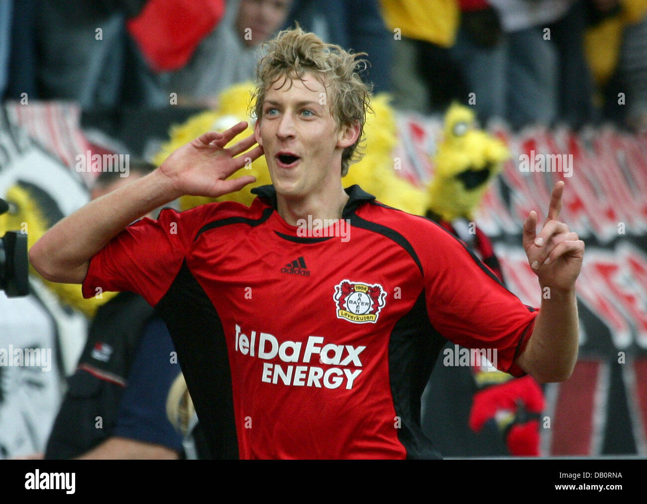 Leverkusen's Stefan Kiessling celebrates his 1:0 lead goal in the UEFA Cup first round, first leg match Bayer Leverkusen vs Uniao Leiria at BayArena in Leverkusen, Germany, 20 September 2007. Photo: Achim Scheidemann Stock Photo