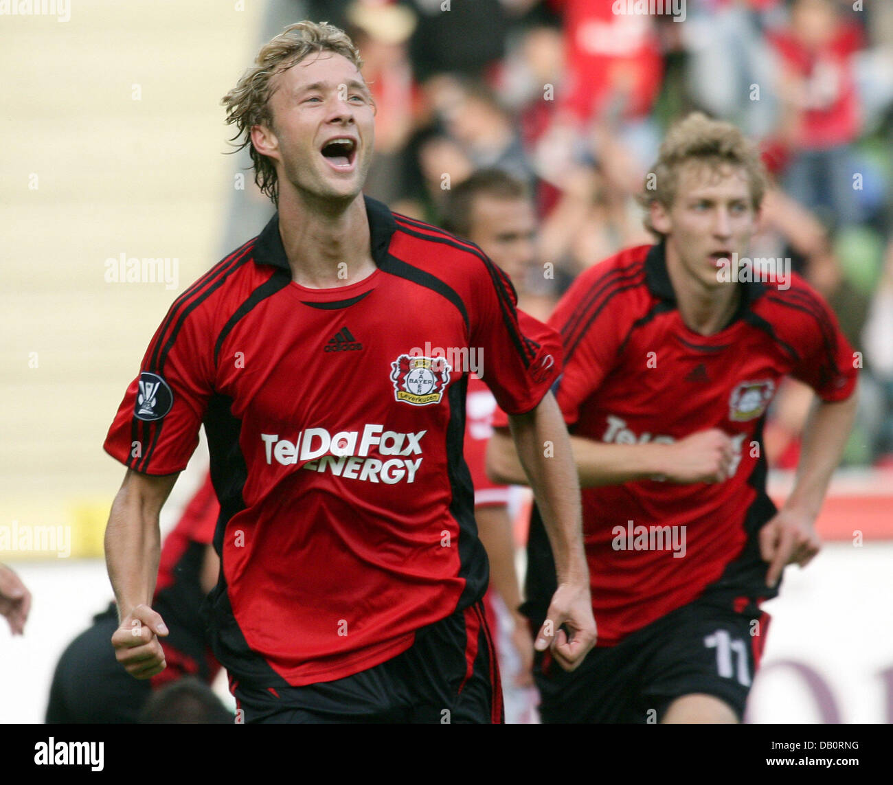 Leverkusen's Simon Rolfes celebrates his 2:1 lead goal next to 1:0 ...