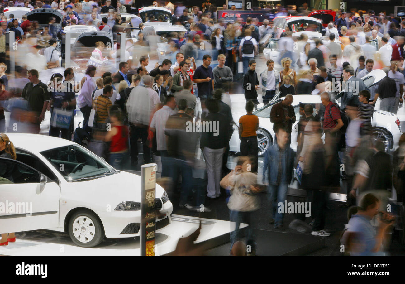 Visitors to the International Motor Show IAA pictured in Frankfurt Main, Germany, 23 September 2007. This year's IAA, one of the world's most important motor shows, is running from 13 to 23 September. Photo: Frank May Stock Photo