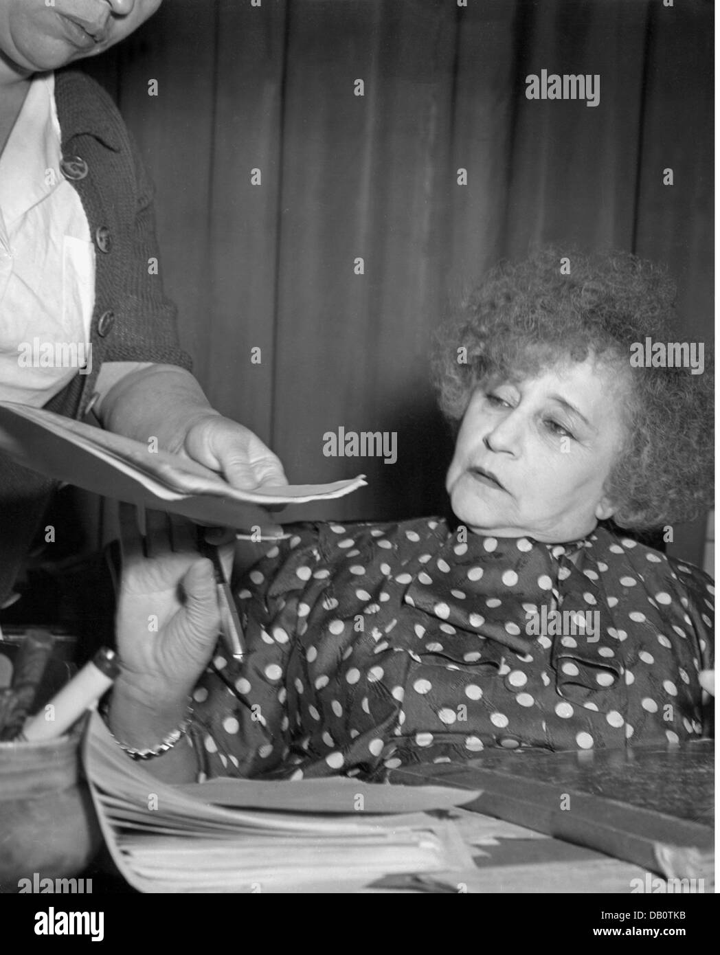 Colette, Sidonie Gabrielle 28.1.1873 - 3.8.1954, French author / writer, half length, with secretary, circa 1950, Stock Photo