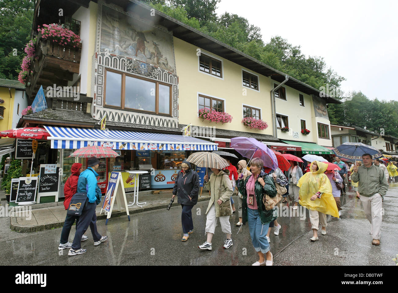 Tourists pass souvenir shops on a rainy day at the Koenigssee (Lake) near Berchtesgarden, Germany, 03 August 2007. Photo: Peter Kneffel Stock Photo