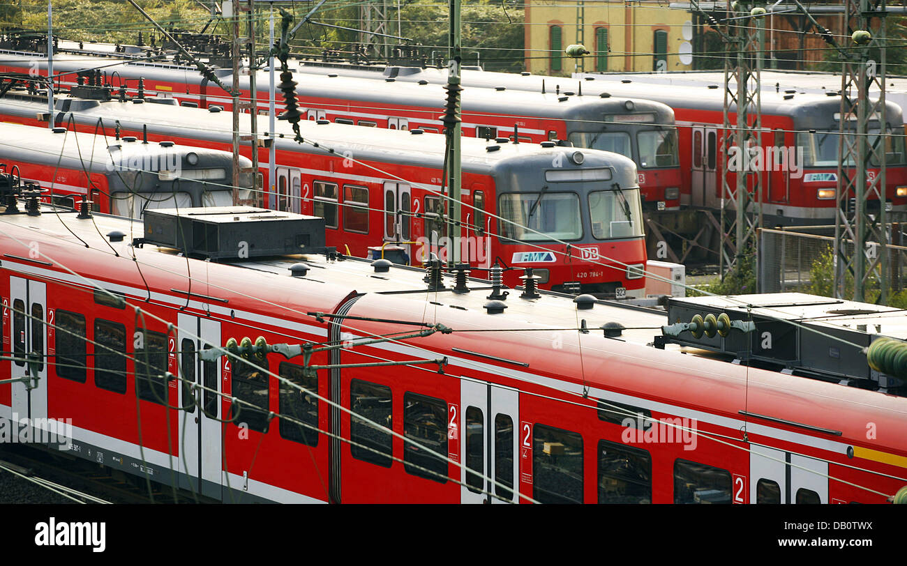 Short-distance trains of the Deutsche Bahn stand on sidings at the central station in Frankfurt Main, Germany, 10 August 2007. Photo: Wolfram Steinberg Stock Photo