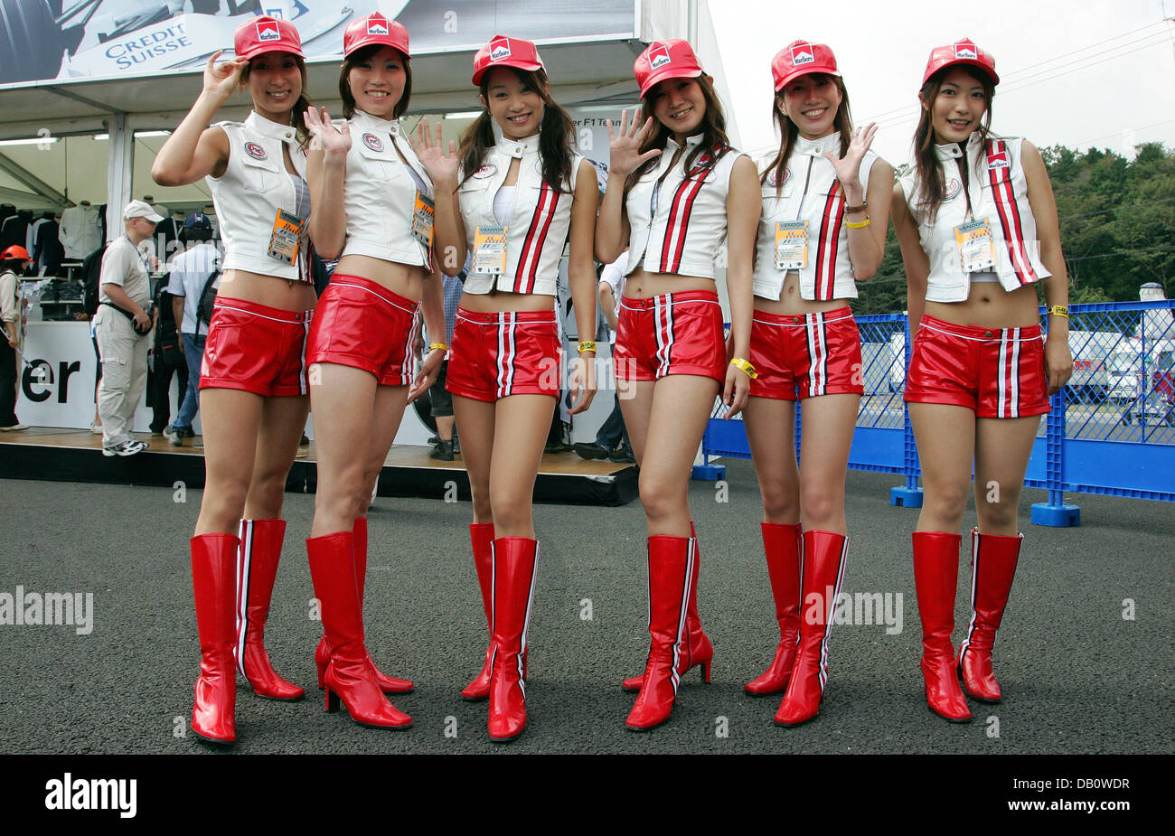 grid girls Grid girls pose for the camera on Fuji Speedway near Gotemba, Japan, 28  September 2007. The 2007 Formula 1 Japanese Grand Prix is held on 30  September. Photo: GERO BRELOER Stock Photo - Alamy