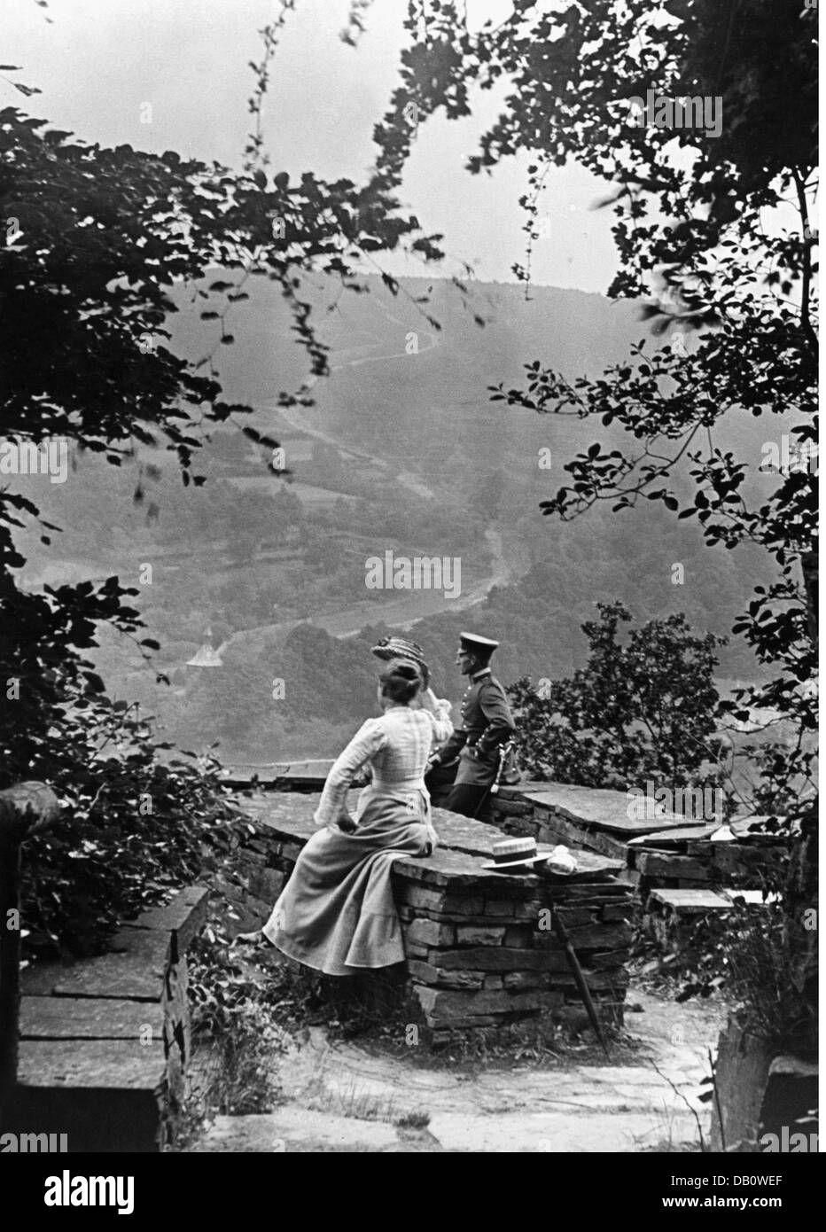 leisure, excursions, couple overlooking valley of the Weser river, circa 1910, Additional-Rights-Clearences-Not Available Stock Photo