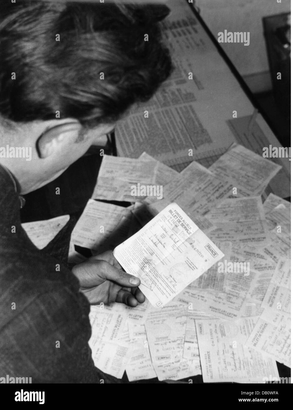 borders, border incidents, incident at the Franco-German border near Schweigern, Rhineland-Palatinate, 13.11.1952, bus with illegal German recruits for the French Foreign Legion, checking the French military tickets, Additional-Rights-Clearences-Not Available Stock Photo