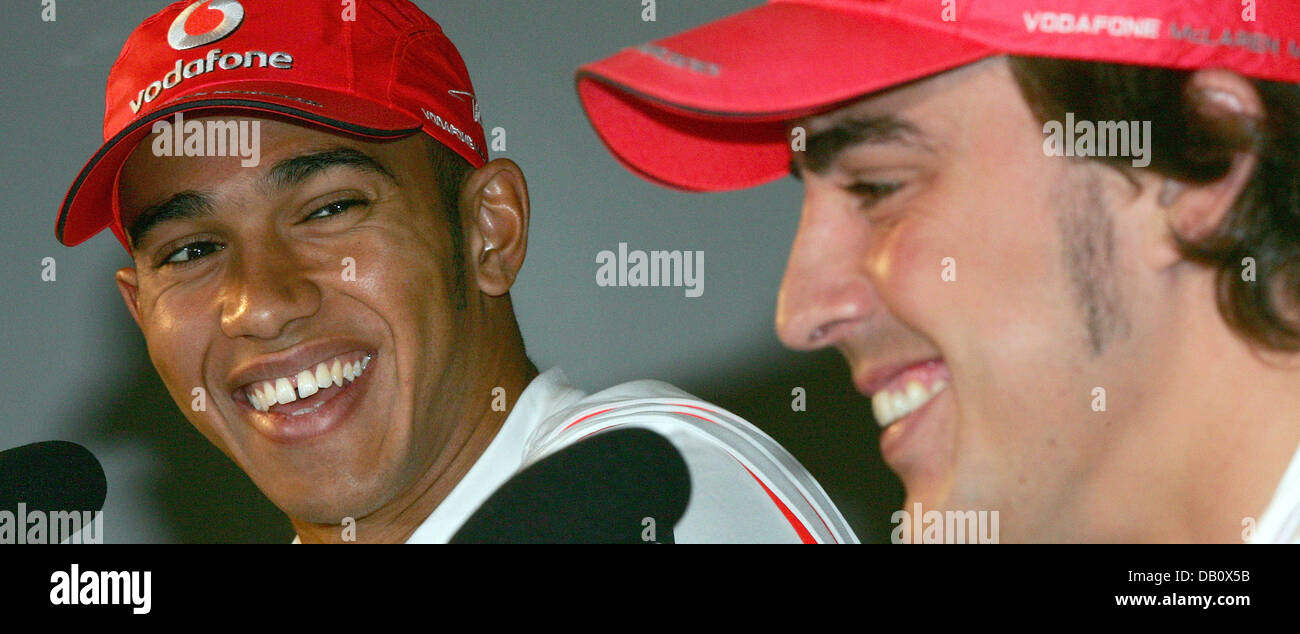 British Formula One pilot Lewis Hamilton (L) and his Spanish teammate Fernando Alonso of McLaren Mercedes smile during a press conference prior to the Brazilian Formula One Grand Prix at Interlagos Circuit in Sao Paulo, Brazil, 18 October 2007. The season's final race will be held on 21 October. Photo: GERO BRELOER Stock Photo