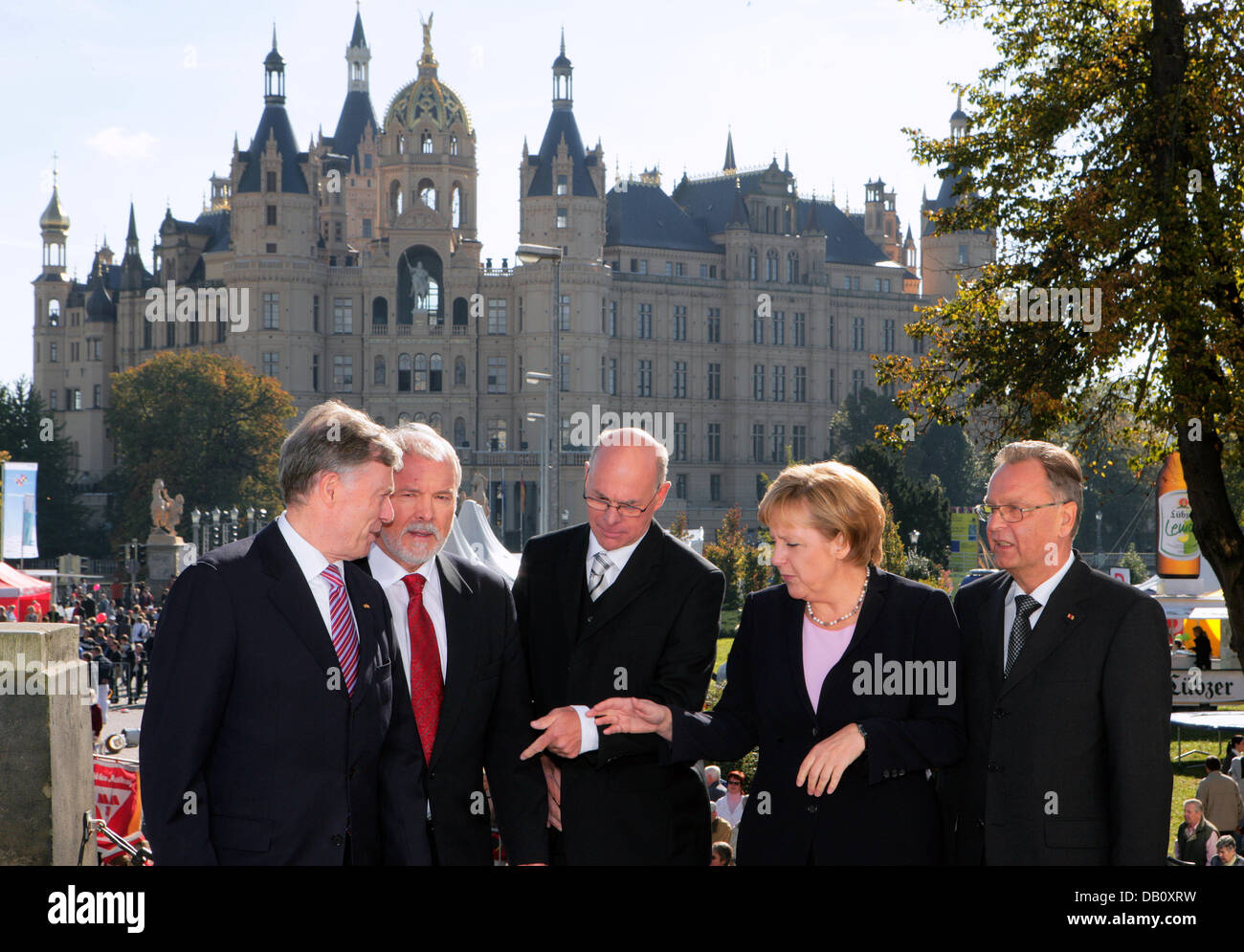 (L-R) The President of the German Bundesrat Harald Ringstorff, the President of the German Bundestag Norbert Lammert, the German President Horst Koehler, German Chancellor Angela Merkel and the President of the Federal Constitutional Court Hans-Juergen Papier pose for a group photo at the Palace in Schwerin, Germany, 03 October 2007. The representatives of the five constitutional b Stock Photo
