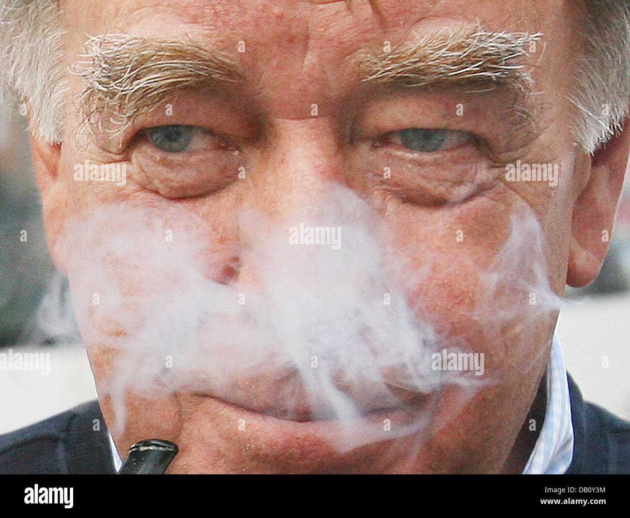 Chairman of the German trade-union present in train companies (GDL), Manfred Schell, smokes a pipe at the main train station in Frankfurt Main, Germany, 05 October 2007. Since a settllement could not be reached between the GDL and the German railways company 'Deutsche Bahn' (DB), numerous short-distance trains have again been strike-hit since early this morning. Photo: Boris Roessl Stock Photo