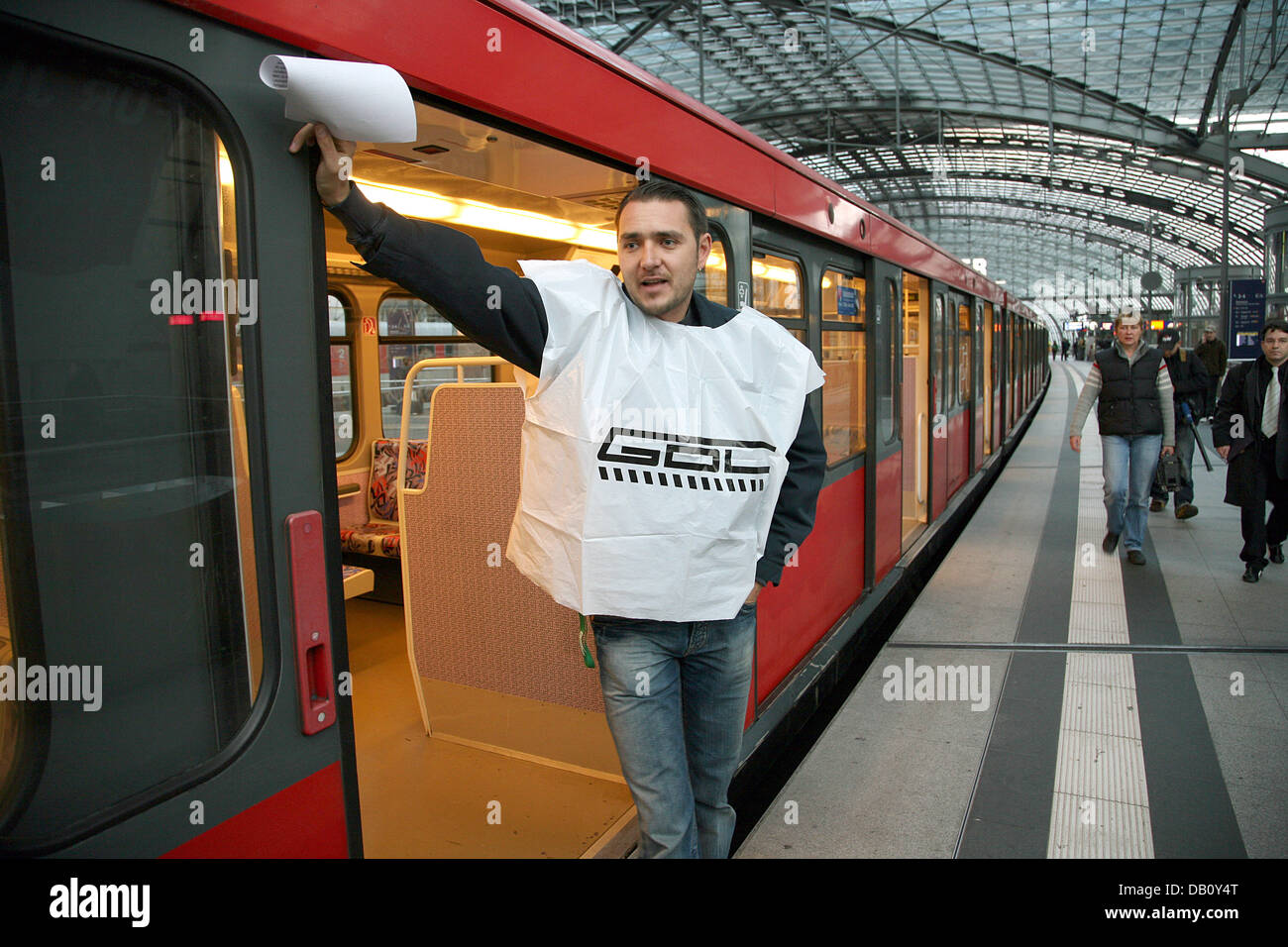 A member of the German trade-union present in train companies (GDL) informs people during the GDL strike at the main train station in Berlin, Germany, 05 October 2007. Trains run less frequent according to a substitute time table since early this morning due to the engine drivers' strike. A spokesperson of the German railways company 'Deutsche Bahn' (DB) assured customers in Berlin Stock Photo