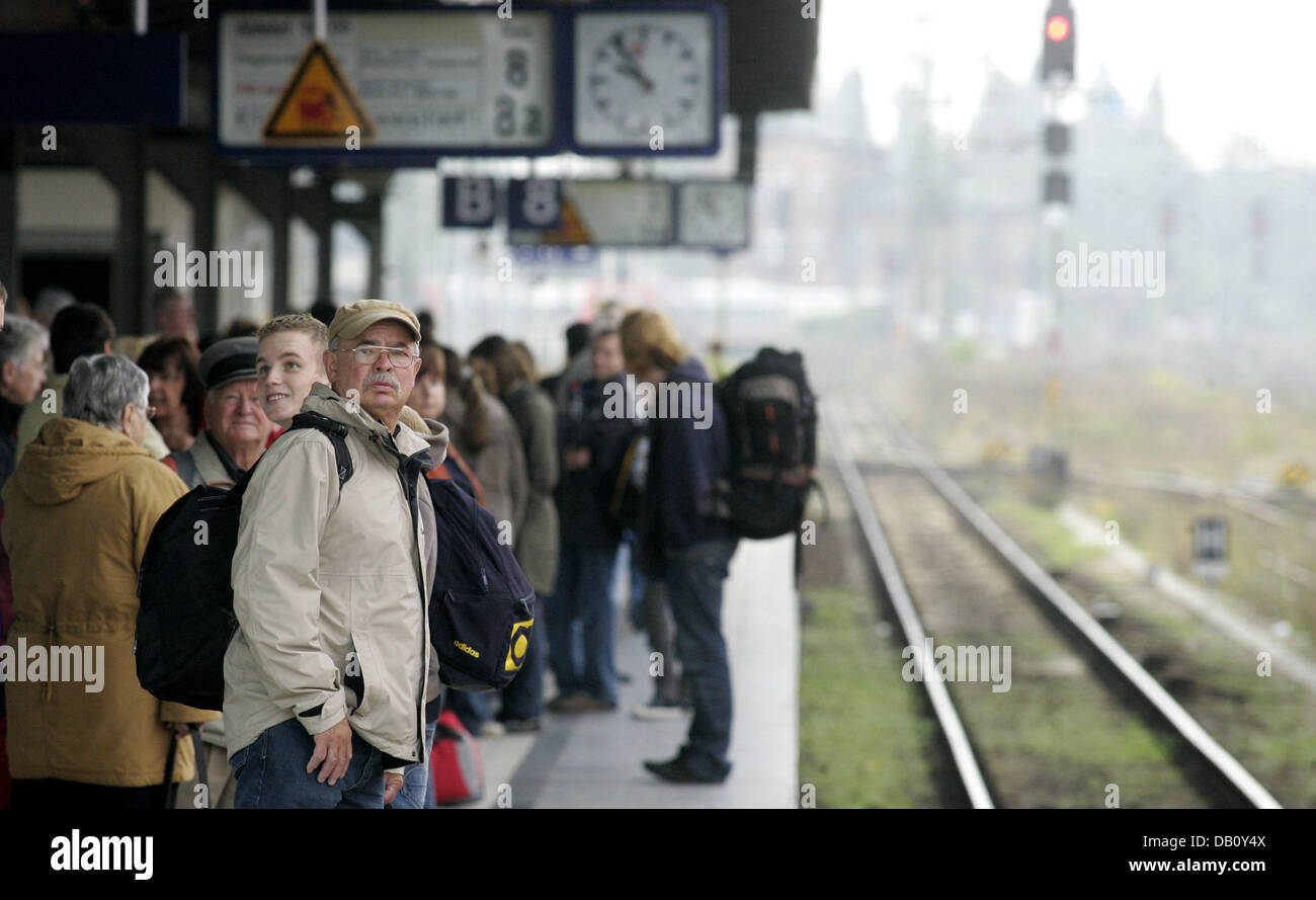 Rail travellers wait for their train connection at the main train station in Magdeburg, Germany, 05 October 2007. The short-distance traffic of the German railways company 'Deutsche Bahn' (DB) is strike-hit in Saxony, Saxony-Anhalt and Thuringia since eight o'clock this morning. Members of the German trade-union present in train companies (GDL)carried out their threat and went on s Stock Photo