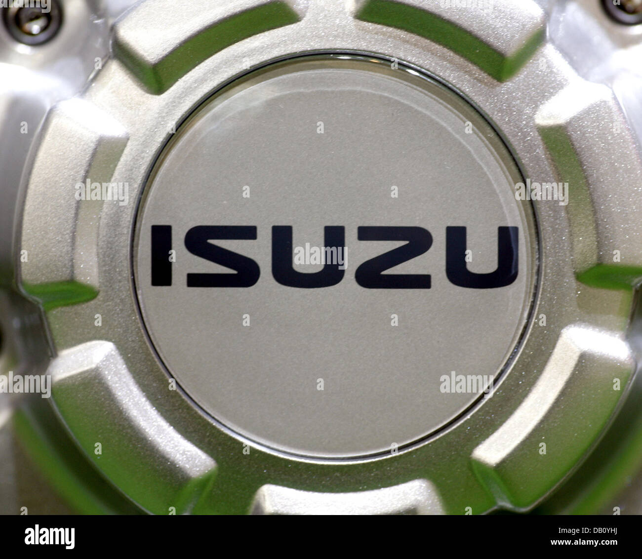 The logo of car manufacturer Isuzu, pictured at the 62nd International Motor Show IAA in Frankfurt Main, Germany, 19 September 2007. Photo: Frank Rumpenhorst Stock Photo