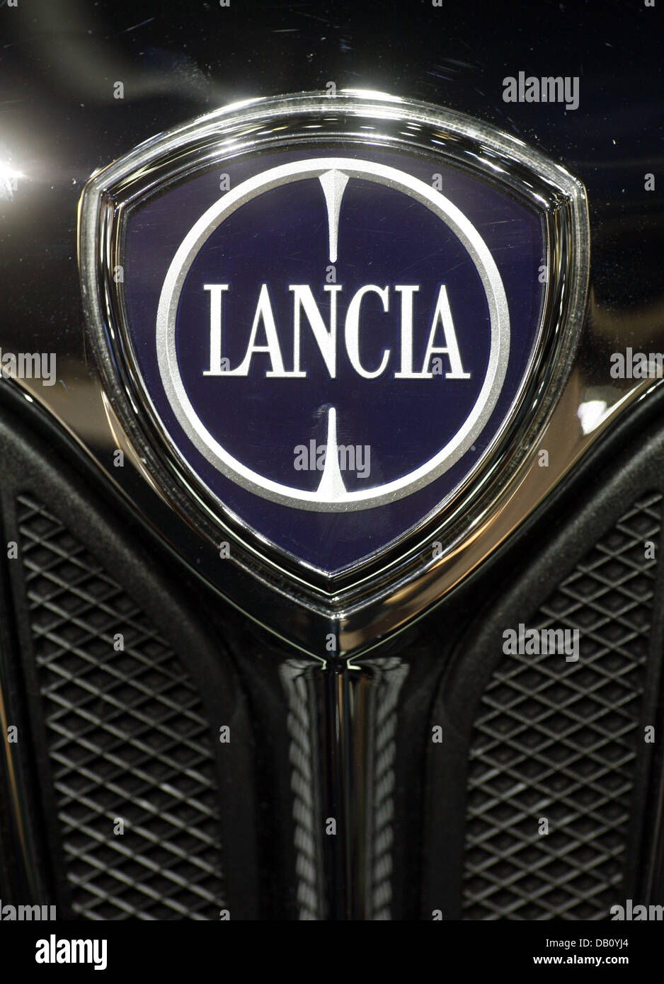 The logo of Lancia pictured at the 62nd International Motor Show IAA in Frankfurt Main, Germany, 19 September 2007. Photo: Frank Rumpenhorst Stock Photo