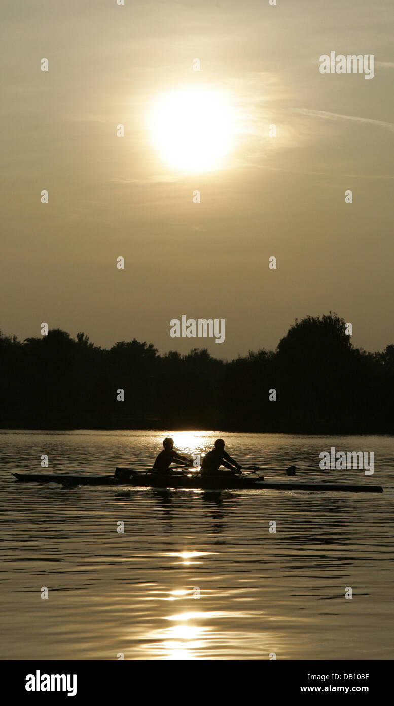Two men row in the pouring sun on the Great Dutzen pond of Nuremberg, Germany, 11 October 2007. Bavaria will see clouded but dry weather with highs between 13 and 17 degrees Celsius. Photo: Daniel Karmann Stock Photo