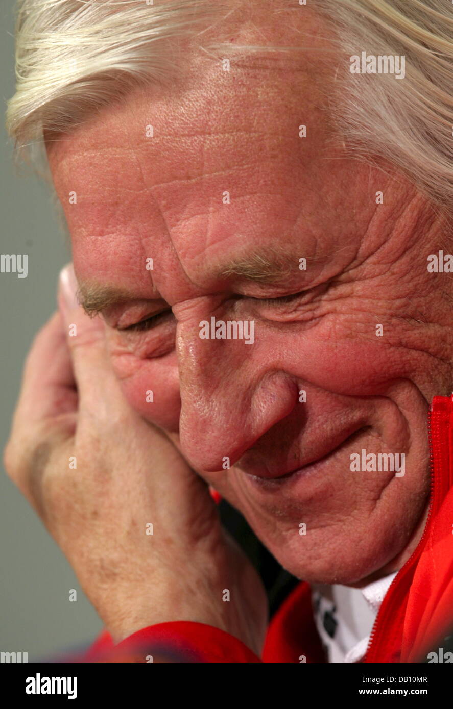 The head coach of the Czech national soccer team, Karel Brueckner, laughs during a press conference in Munich, Germany, 16 October 2007. The Czech team faces Germany in an Euro2008 qualifying match on 17 October in Munich. Photo: Peter Kneffel Stock Photo