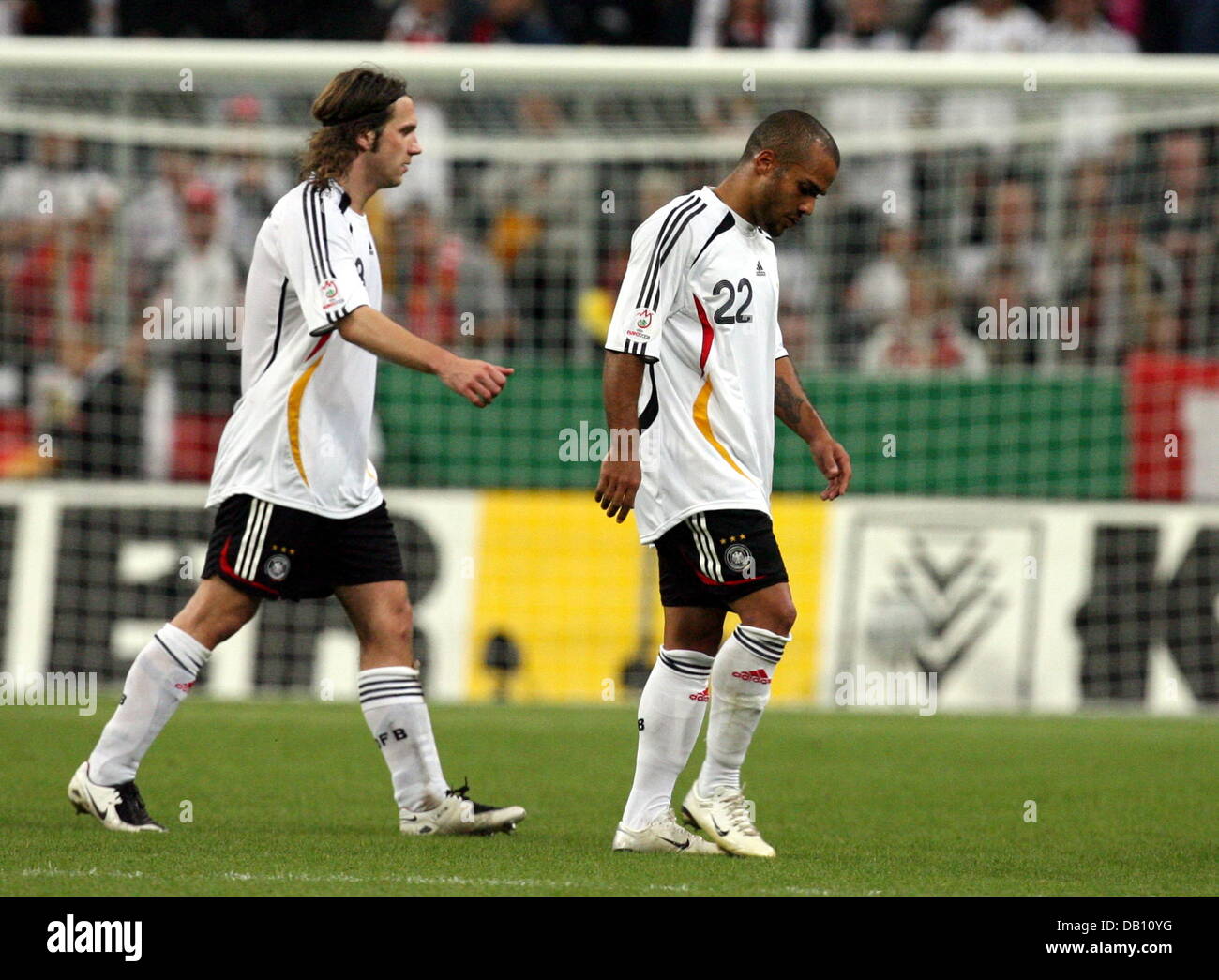 Players of the German national soccer team Torsten Frings (L) and David