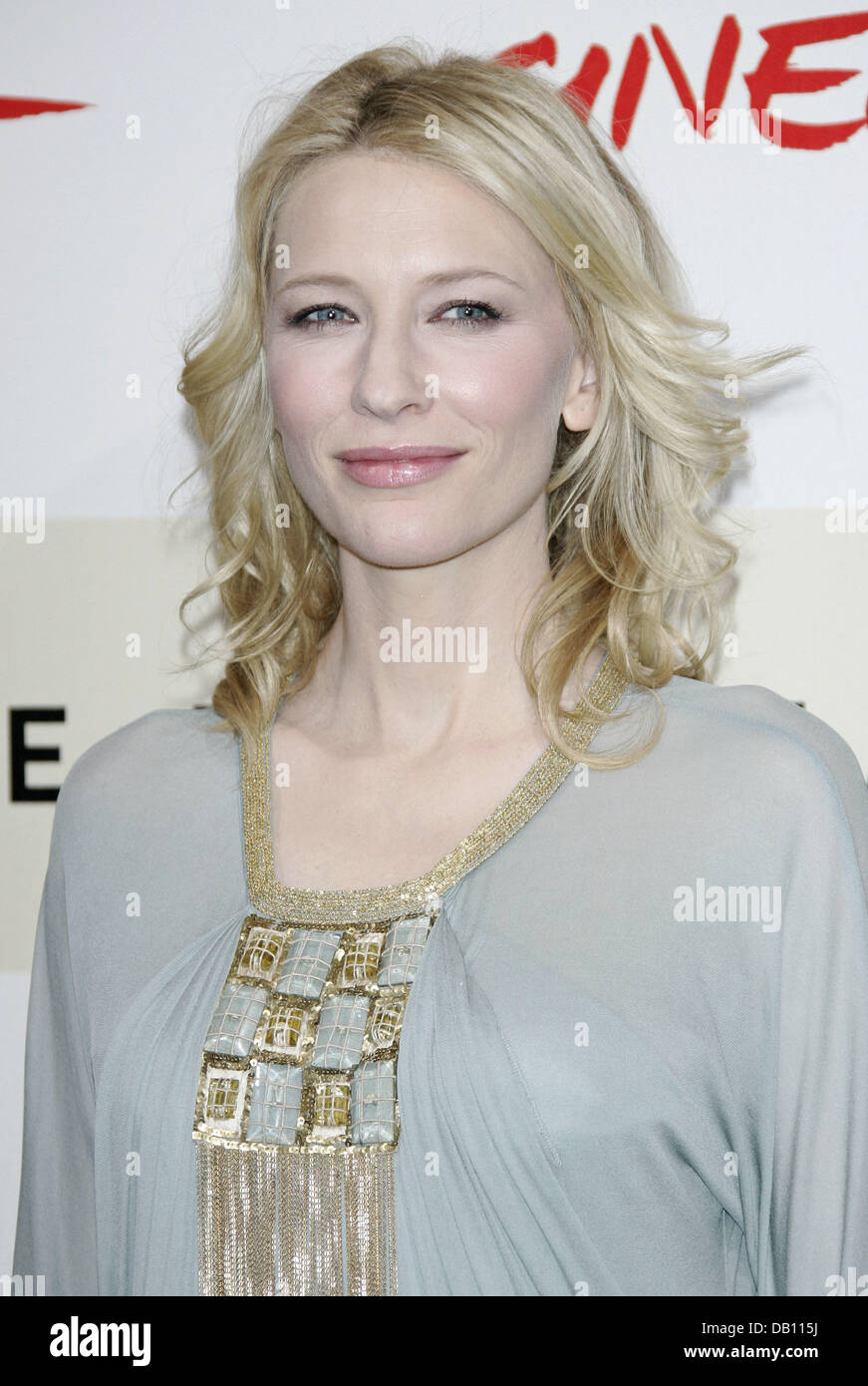 Actress Cate Blanchett poses prior to the press conference for the film 'Elizabeth: The Golden Age' at the Auditorium Parco De La Musica during the 2nd Rome Film Fest in Rome, Italy, 19 October 2007. Photo: Hubert Boesl Stock Photo