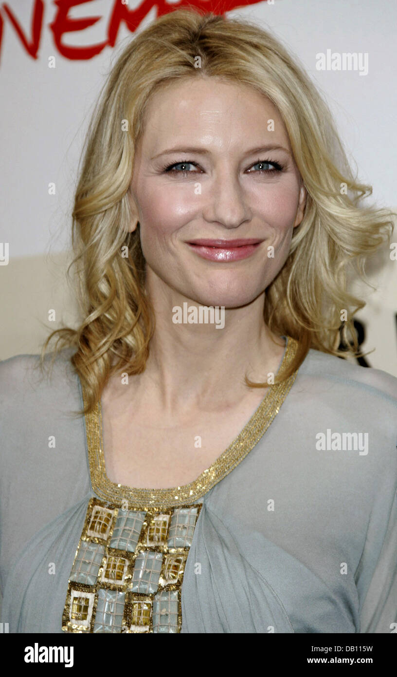 Actress Cate Blanchett poses prior to the press conference for the film 'Elizabeth: The Golden Age' during the 2nd 'Rome Film Fest' at the Auditorium Parco De La Musica in Rome, Italy, 19 October 2007. Photo: Hubert Boesl Stock Photo