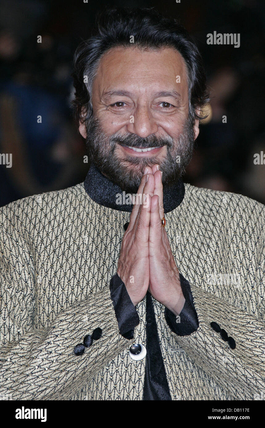 Pakistani director Shekhar Kapur greets the cameras as he arrives for the screening of his film 'Elizabeth: The Golden Age' at the 2007 RomeFilmFest in Rome, Italy, 19 October 2007. The film festival runs until 27 October. Photo: Hubert Boesl Stock Photo