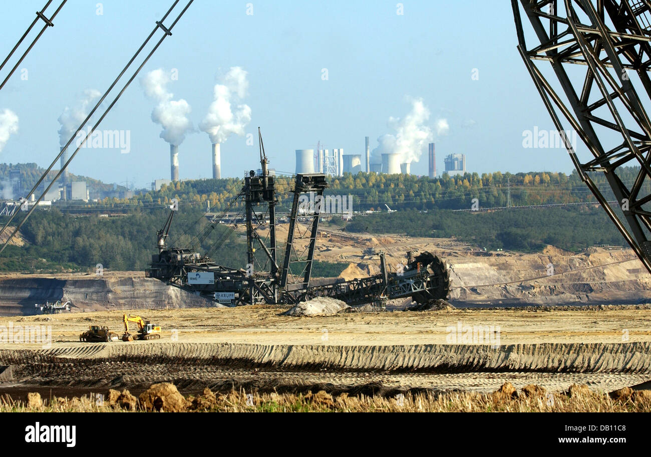 A brown coal digger stands in the surface mine 'Garzweiler 2' near Otzenrath, Germany, 07 October 2007. Photo: Horst Ossinger Stock Photo